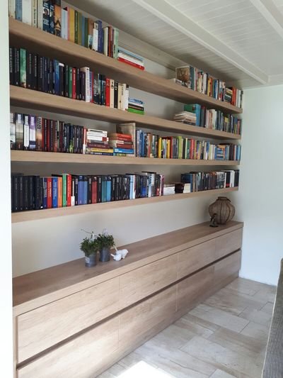 Eiken boekenwand op maat