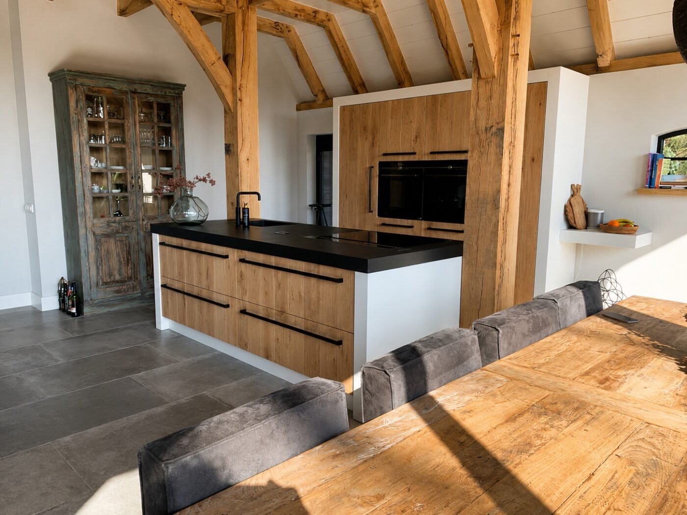 Opgeleverde keuken met eiken kastenwand en zwart blad