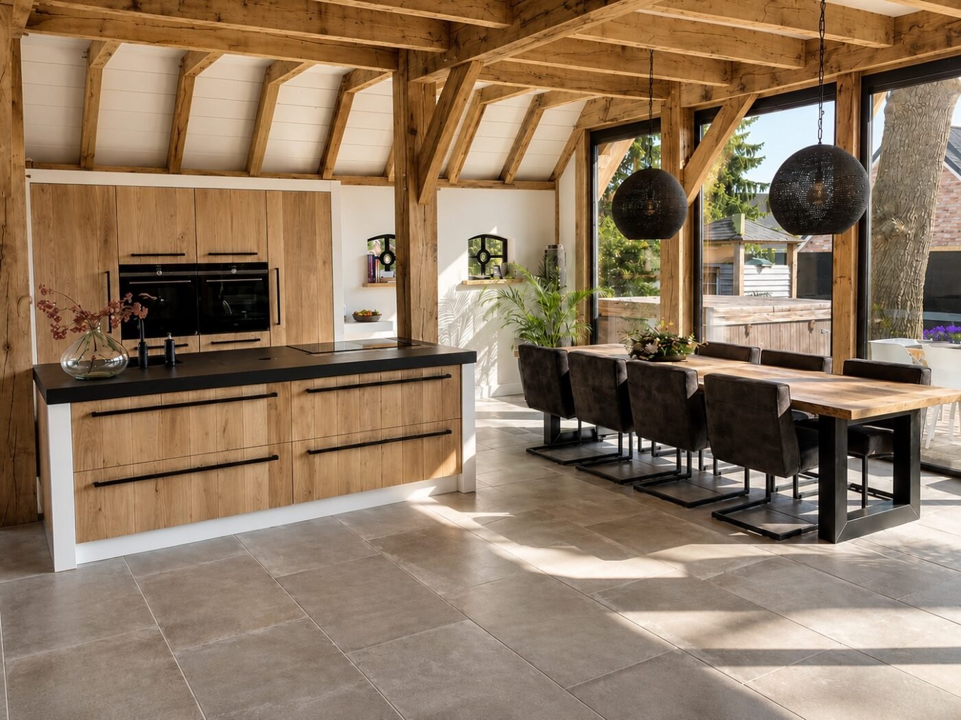 Woonkeuken onder houten kap