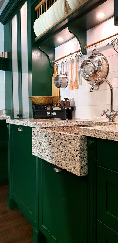 Groene keuken met natuurstenen blad