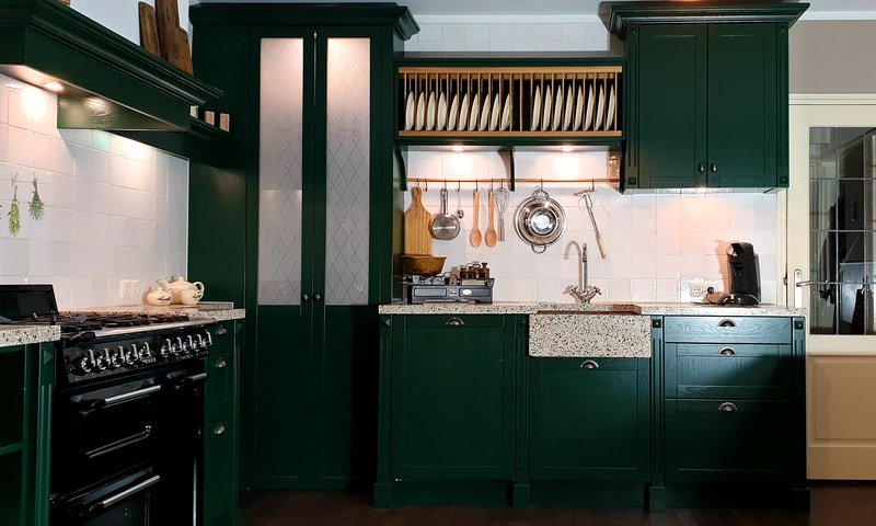 Donkergroene keuken met terrazzo werkblad